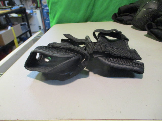 Load image into Gallery viewer, Black Size Youth Black Wrist Guards
