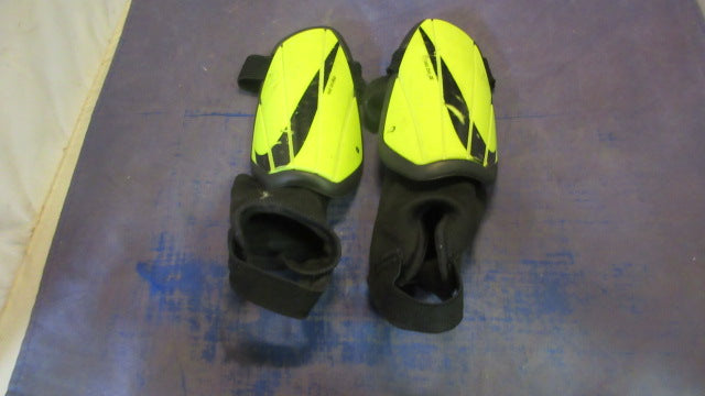 Load image into Gallery viewer, Used Nike Charge Shin Guards Youth Size Small - tear on sock
