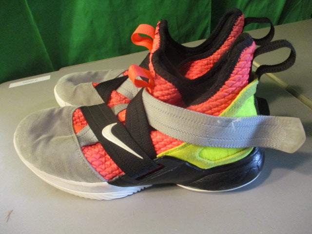 Load image into Gallery viewer, Used Nike Lebron Basketball Shoes Size 7Y
