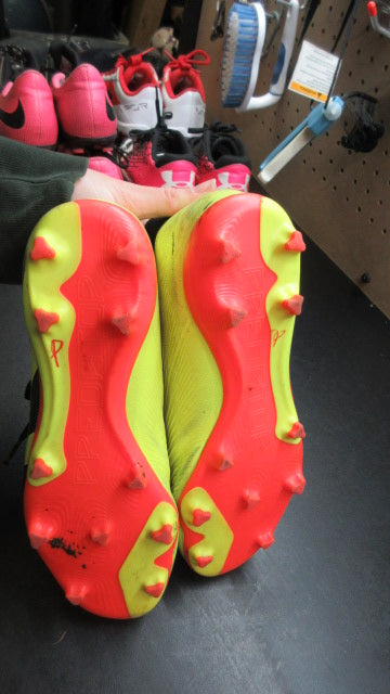 Load image into Gallery viewer, Used Adidas Predator Soccer Cleats - Size 6.5
