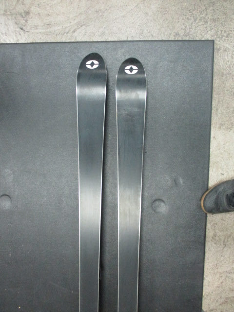 Load image into Gallery viewer, Used OLIN Kinetic 14.0 167cm Skis W Salomon C610 Bindings
