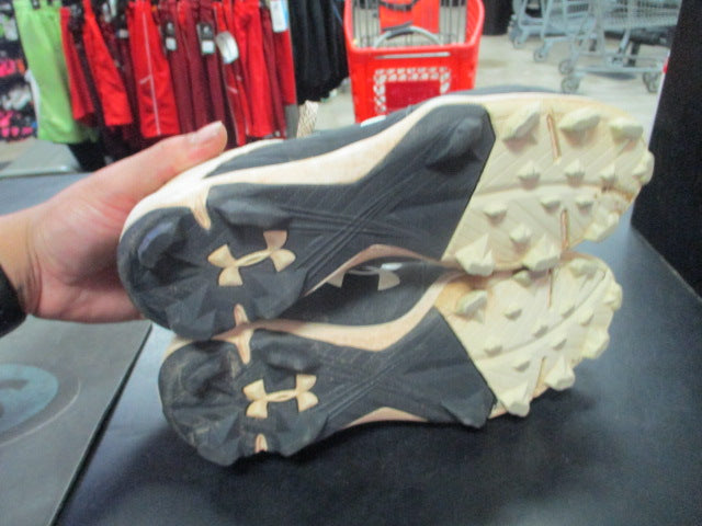 Load image into Gallery viewer, Used Under Armour Leadoff Size 6.5 Cleats

