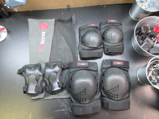 Used Skatewiz Skating Set - Knee Pads, Elbow Pads, Wrist Guards - Size Med/Lg