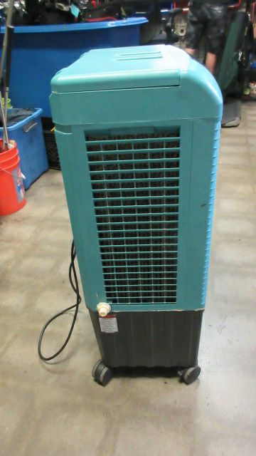 Load image into Gallery viewer, Used Hessaire MC26A Protable Evaporative Cooler - small wear
