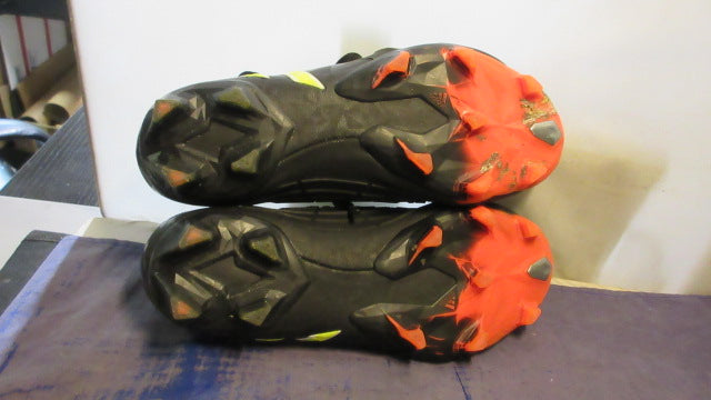 Load image into Gallery viewer, Used Adidas Predator Soccer Cleats Youth Size 5.5 - wear
