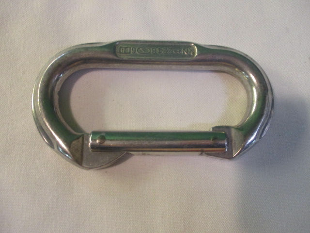 Load image into Gallery viewer, Used Omega USA KN 22 8 6 Carabiner
