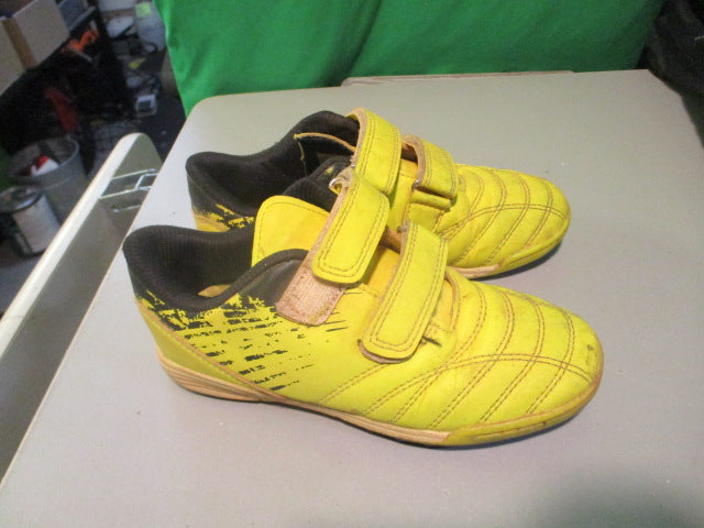 Load image into Gallery viewer, Used Brooman Size Junior 12 Indoor Soccer Cleats
