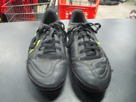 Used Nike Tiempo Soccer Cleats Size 1.5 (Heavy Wear On Cleats)