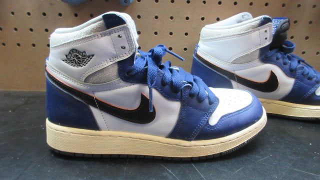 Load image into Gallery viewer, Used Nike Air Jordan Basketball Shoes - Size Youth 5

