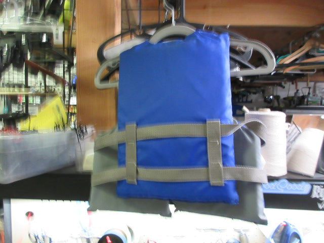 Load image into Gallery viewer, Used Stearns Life Jacket - Size Youth 50lb-90lb
