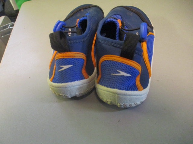 Load image into Gallery viewer, Used Speedo Junior Medium Water Shoes

