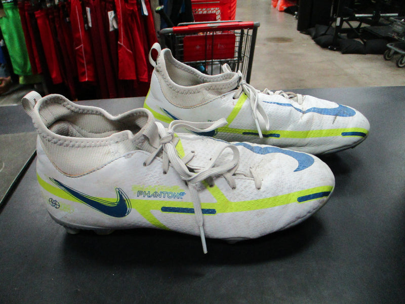 Load image into Gallery viewer, Used Nike Phantom Soccer Cleats Size 4
