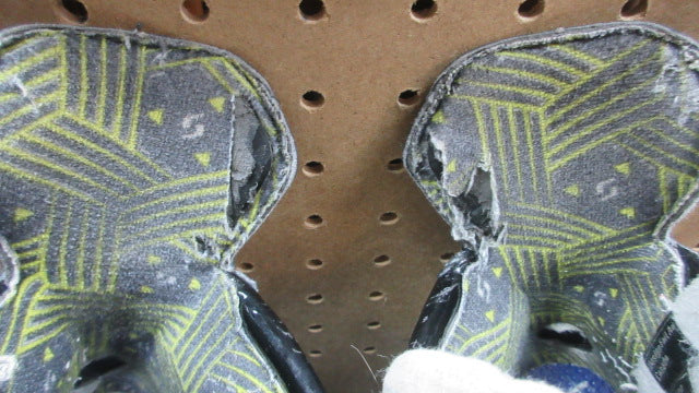 Load image into Gallery viewer, Used Bauer Supreme M40 Hockey Skates - Size 2.5
