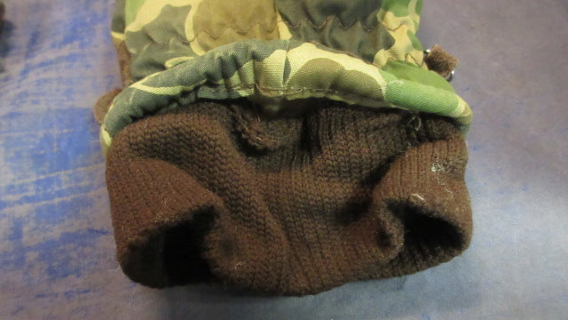 Load image into Gallery viewer, Used Trophy Club Camo Gloves Adult Size Small - small hole
