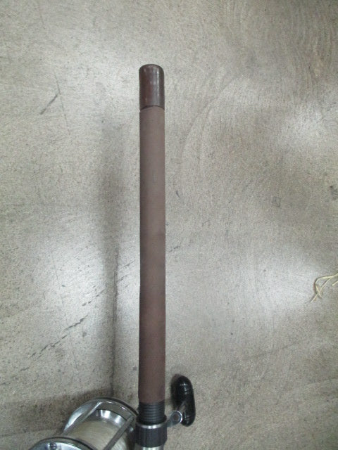Load image into Gallery viewer, Used Penn Senator 6&#39;6&quot; 9/0 Line Capacity Fishing Pole

