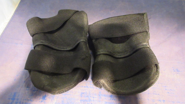 Load image into Gallery viewer, Used Wipe Out Knee Pads Youth Size Medium
