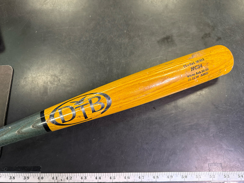Load image into Gallery viewer, Used Dove Tail Bats NC34 Ash Wood Baseball Bat 32 in 28 oz -4
