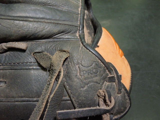 Load image into Gallery viewer, Used Easton Future Legend 11" Youth Pro Model FL1100BKTN RHT Infield Glove
