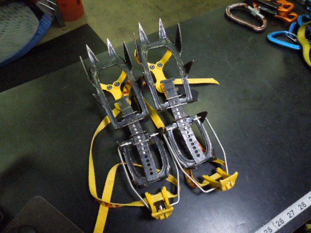 Load image into Gallery viewer, Used Grivel G12 Lightweight Mountainering Crampons
