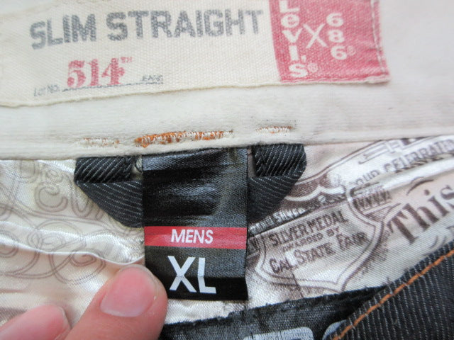 Load image into Gallery viewer, Used Levis Winter Snow Pants - Size XL
