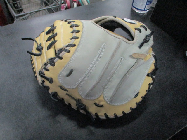 Load image into Gallery viewer, Used Akadema ASM47 Torino Glove Series Catchers Mitt 33" RHT

