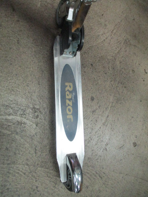 Load image into Gallery viewer, Used Razor Kids Folding Scooter
