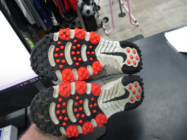Load image into Gallery viewer, Used Nike Turf Shoes Size 2.5
