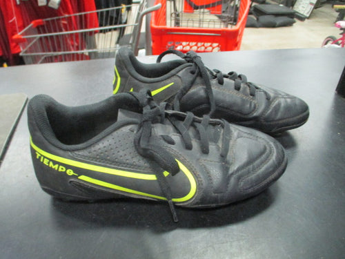 Used Nike Tiempo Soccer Cleats Size 1.5 (Heavy Wear On Cleats)