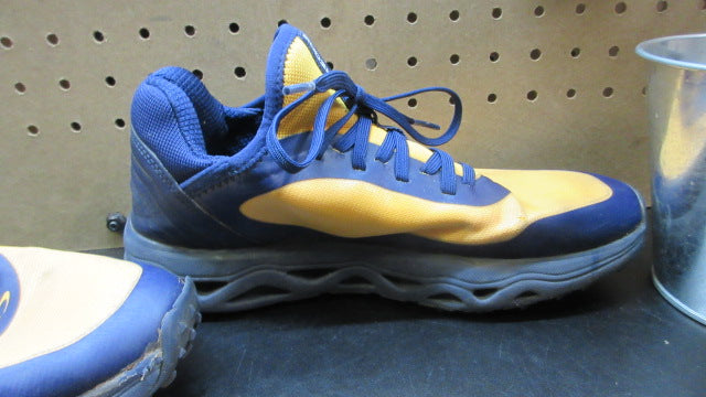 Load image into Gallery viewer, Used Boombah Turf Shoes - Size 7
