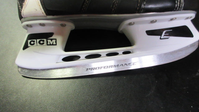 Load image into Gallery viewer, Used CCM 92 Youth skates Size 3
