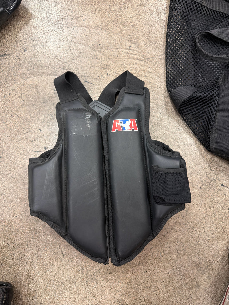Load image into Gallery viewer, Use ATA Chest prottector black size smal
