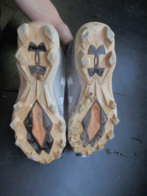 Load image into Gallery viewer, Used Under Armour Spotlight Football Cleats - Size Youth 4
