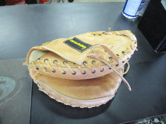 Used Wilson A2500 Pro Model Catchers Mitt