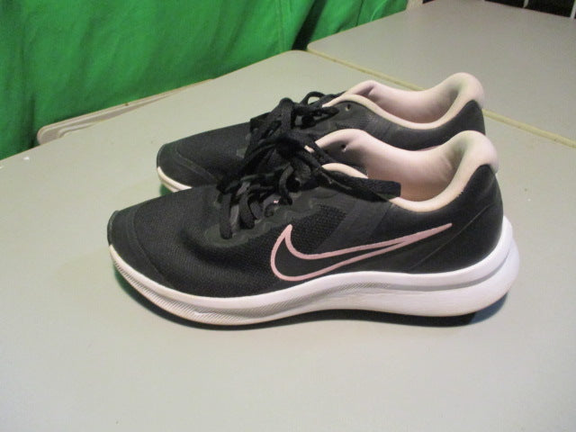 Load image into Gallery viewer, Nike RunningStar Size 4 Youth Running Shoes
