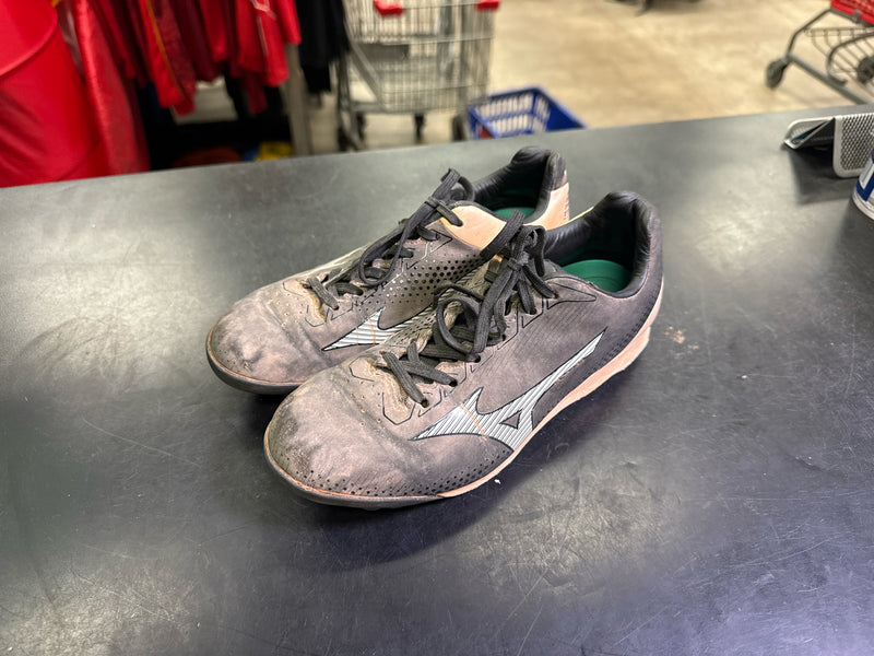 Load image into Gallery viewer, Used Mizuno Molded Softball Cleats Size 4.5
