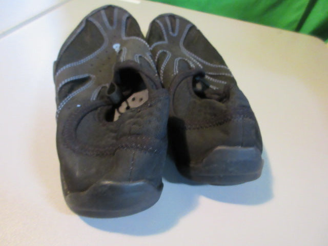 Load image into Gallery viewer, Used Ahnu Water Shoes Size 7

