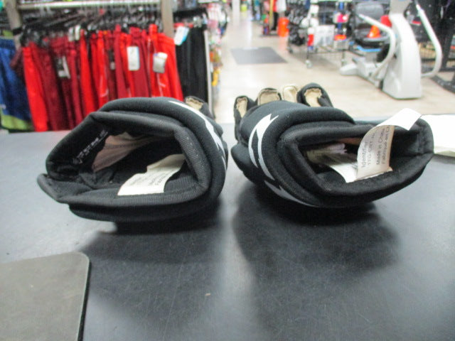 Load image into Gallery viewer, Used CCM Size Youth 9&quot; Junior Hockey Gloves
