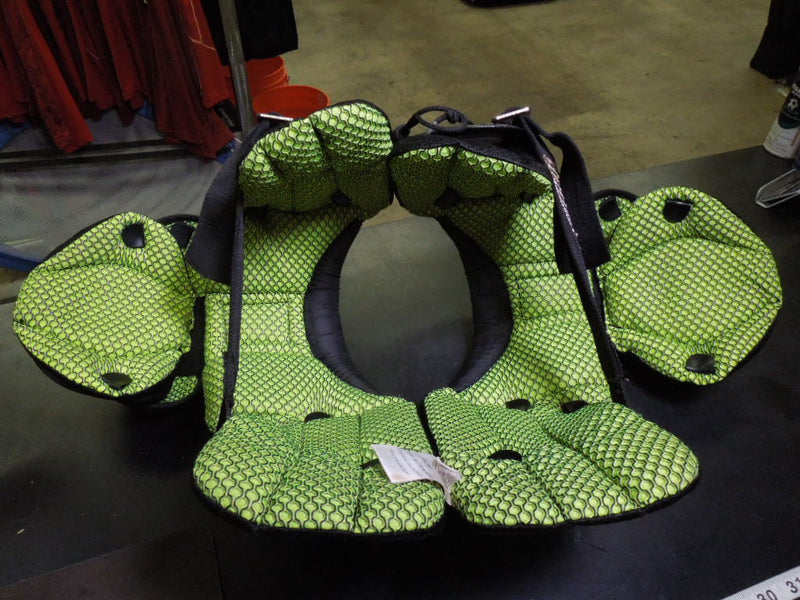 Load image into Gallery viewer, Used Schutt Y Flex 4.0 Size Medium 13-14"
