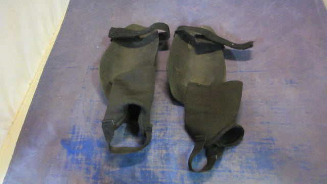 Load image into Gallery viewer, Used Nike Charge Shin Guards Youth Size Small - tear on sock
