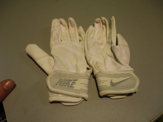 Load image into Gallery viewer, Used Nike Youth Small Batting Gloves
