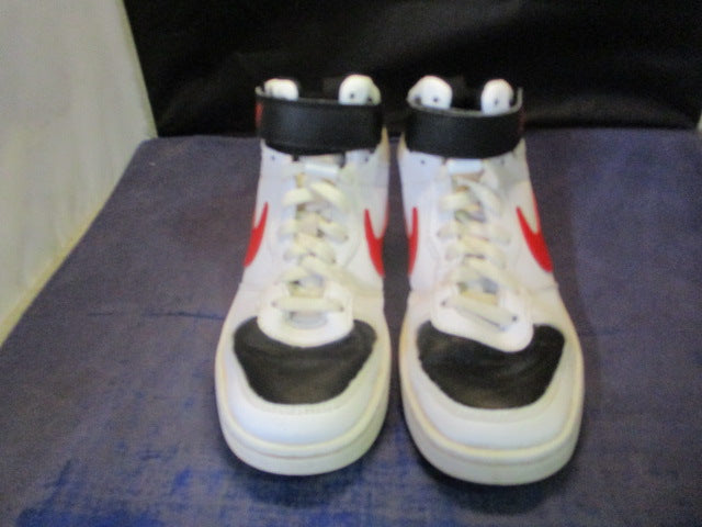 Load image into Gallery viewer, Used Nike Court Borough Basketball Shoes Youth Size 4 - some wear
