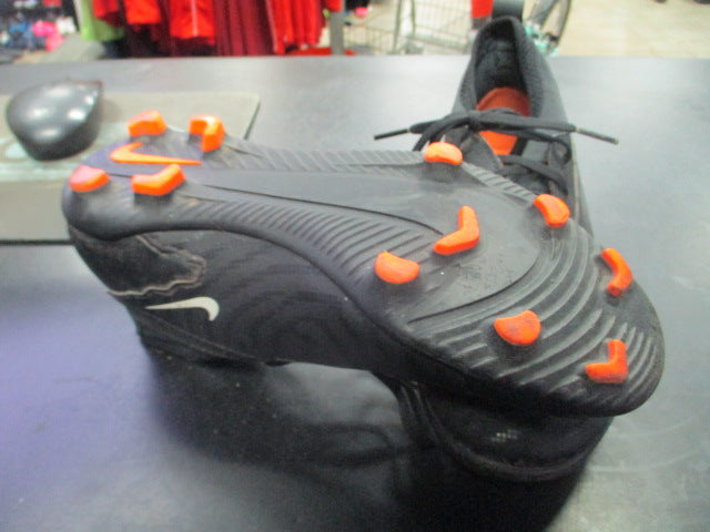 Load image into Gallery viewer, Used Nike Phantom Soccer Cleats Size 2.5
