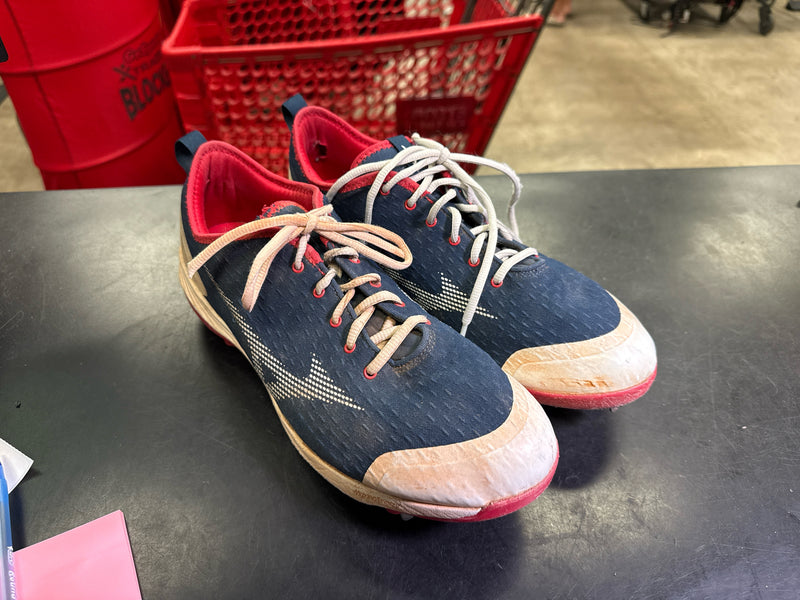 Load image into Gallery viewer, Heavy Use Mizuno Pro Energy Baseball Cleats Size 10.5
