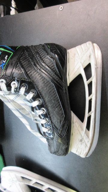 Load image into Gallery viewer, Used Bauer XLP Hockey Skates Size Youth
