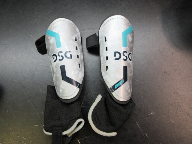 Load image into Gallery viewer, Used DSG Ocala Soccer Shin Guards
