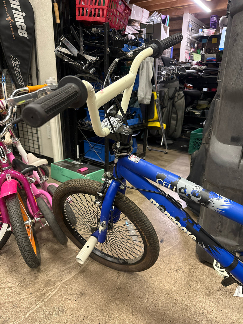 Load image into Gallery viewer, Used Mongoose Cell Special Ops Freestyle Stunt BMX Bike
