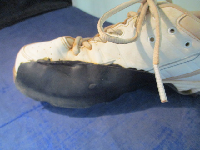 Load image into Gallery viewer, Used Mizuno Metal Softball Cleats Size 8.5
