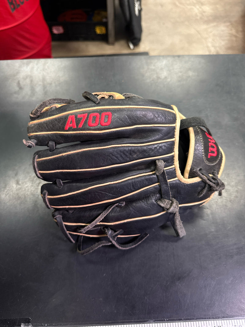 Load image into Gallery viewer, Used Wilson A700 11.5" Baseball Glove RHT
