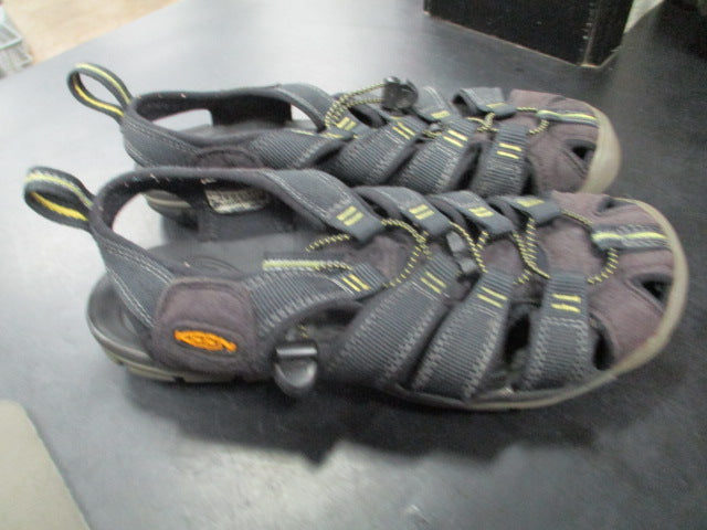 Load image into Gallery viewer, Used Keen Size 6 Water Shoes
