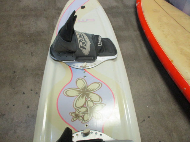 Load image into Gallery viewer, UIsed Connelley wake Girl 136cm WAKEBOARD W Small Bindings
